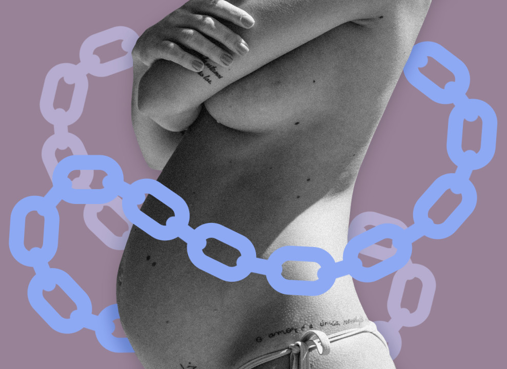 На картинке: беременная женщина окутана цепью.Коллаж Лизы Стрельцовой для НЭН