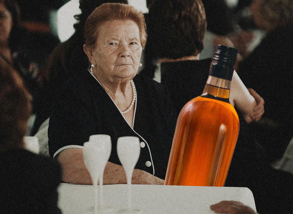 На картинке: бабушка и бутылка виски