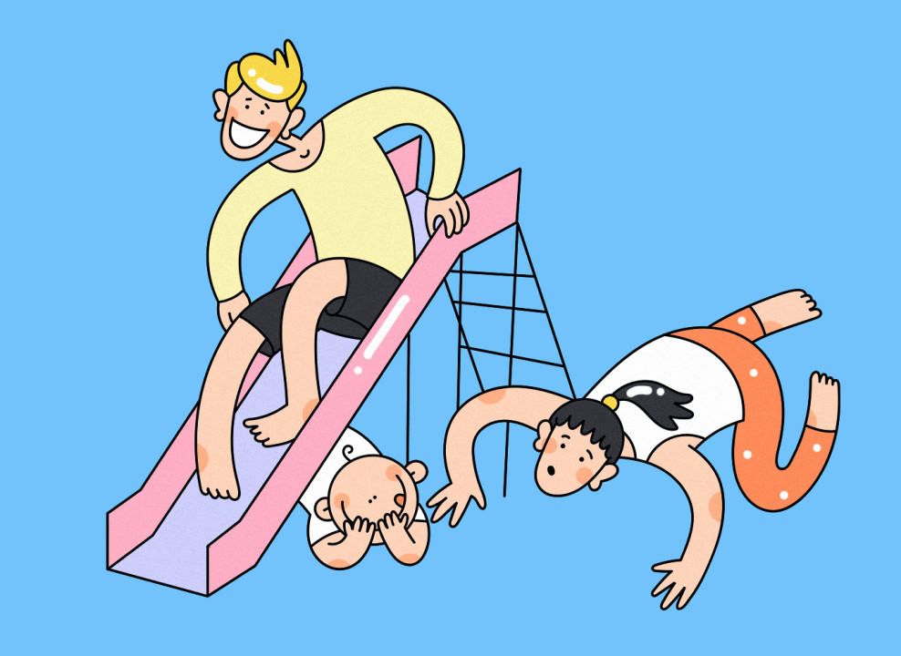 На картинке: родители и ребенок резвятся на детской горке. Иллюстрация Насти Железняк для НЭН