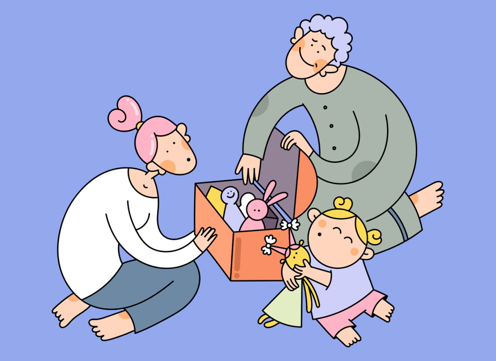 Мама, дочка и бабушка рассматривают сундук с игрушками. Иллюстрация Лизы Стрельцовой для НЭН 