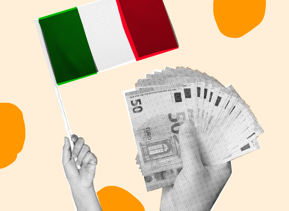 Коллаж НЭН: рука держит итальянский флаг, другая рука держит пачку банкнот 50 евро