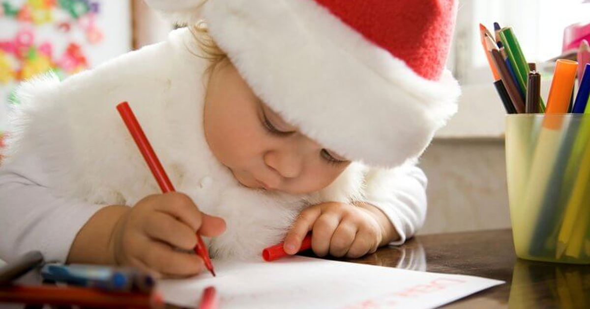 Девушка письмо деду морозу. Дети пишут письма деду морозу. Мальчик в шапке деда мороза. Девушка с ребёнком у ёлки. Дети пишут письмо деду морозу картинки.