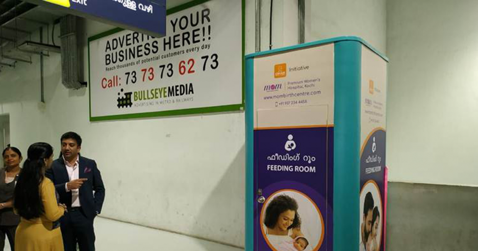 кормовая в конюшне. ящики хранения кормов для лошади. Feeding room. What are the rules for feeding the horse?. двери в конюшню.