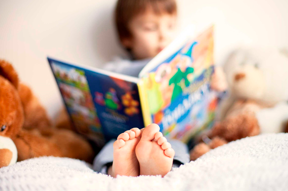 Книги для детей. Дети читают. Ребенок читает книгу. Книжки для малышей. Ее читают малыши