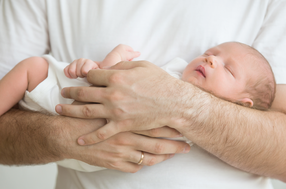 Пять способов правильно носить малыша на руках