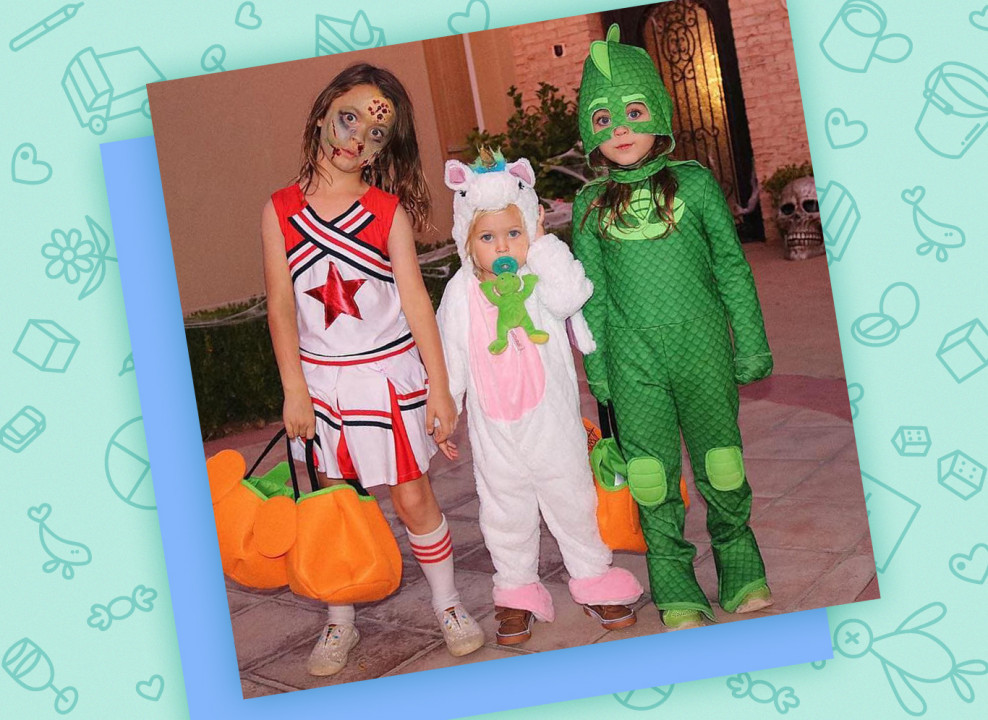 На фото: дети Меган Фокс стоят в хеллоуинских костюмах