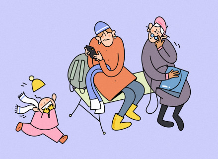 «Желание родителей отдохнуть от детей существовало всегда»: колонка в поддержку мам и пап, тупящих в телефоны