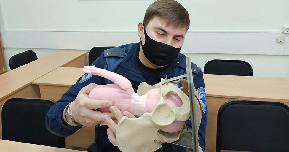 Повышение квалификации: омских госавтоинспекторов научили принимать роды