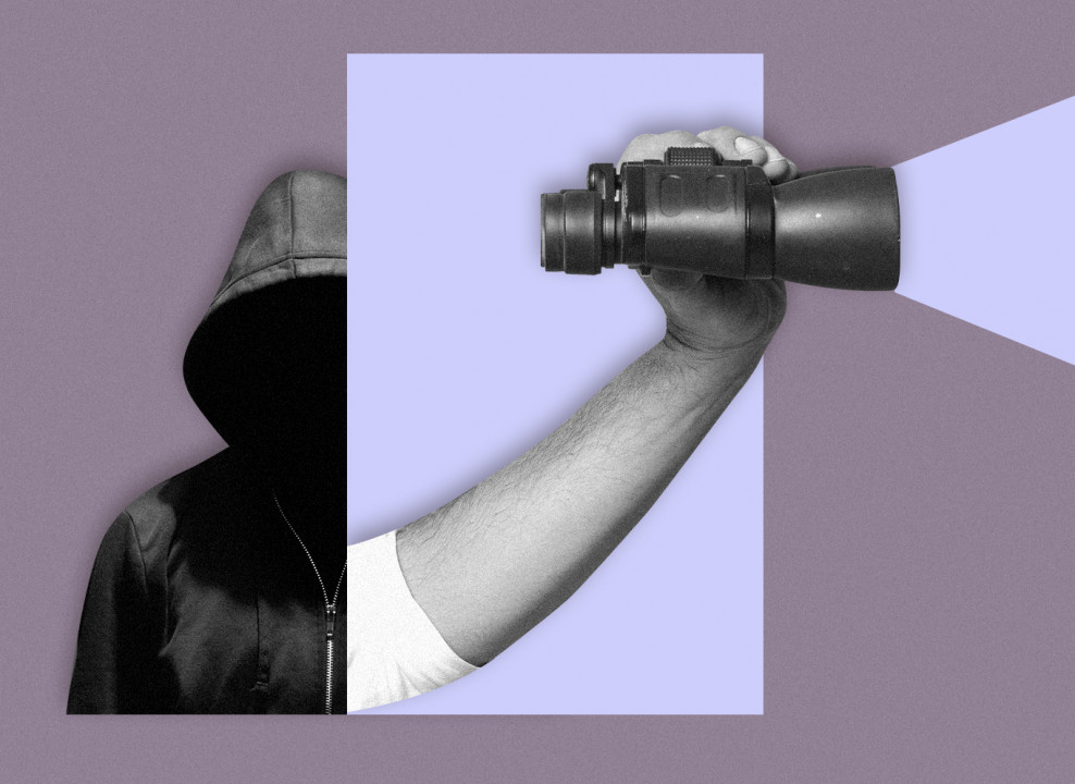 На картинке: силуэт человека в капюшоне, рука с биноклем. Коллаж Настасьи Железняк для НЭН