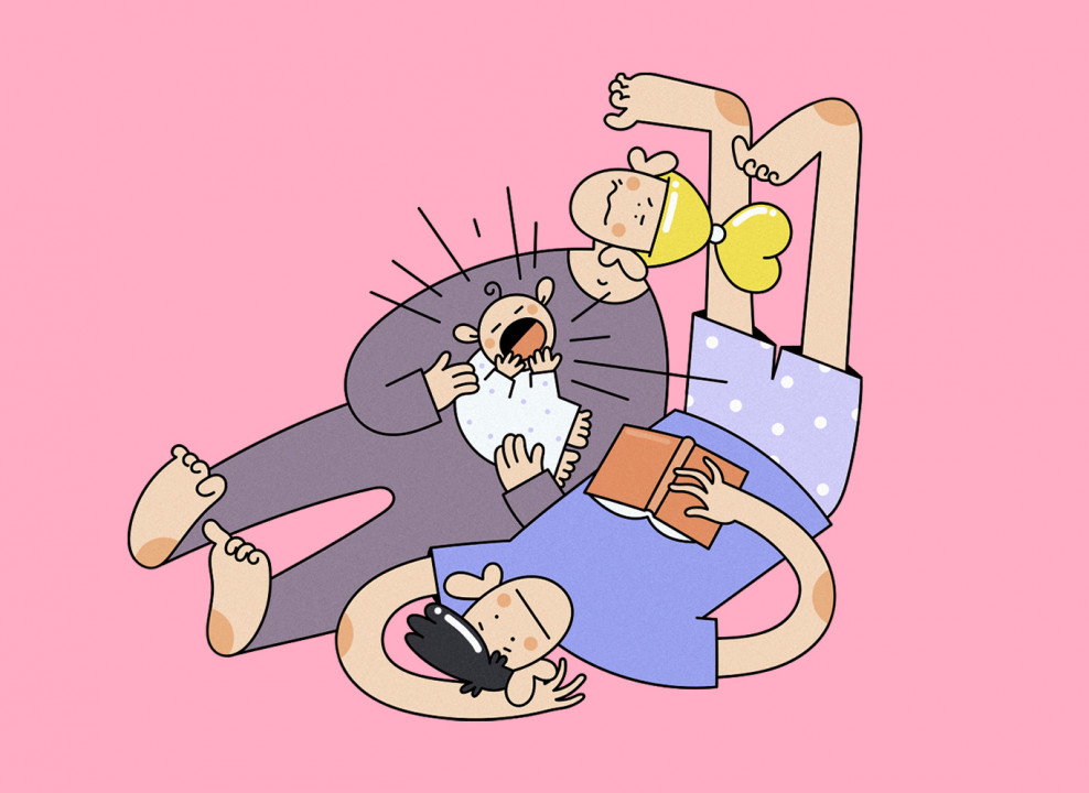 На картинке: мужчина, женщина и неспящий младенец. Иллюстрация Лизы Стрельцовой для НЭН