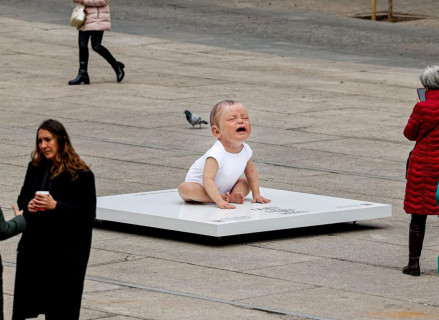heraldo.es |El bebé gigante expuesto en Madrid es obra de Cristina Jobs | Efe