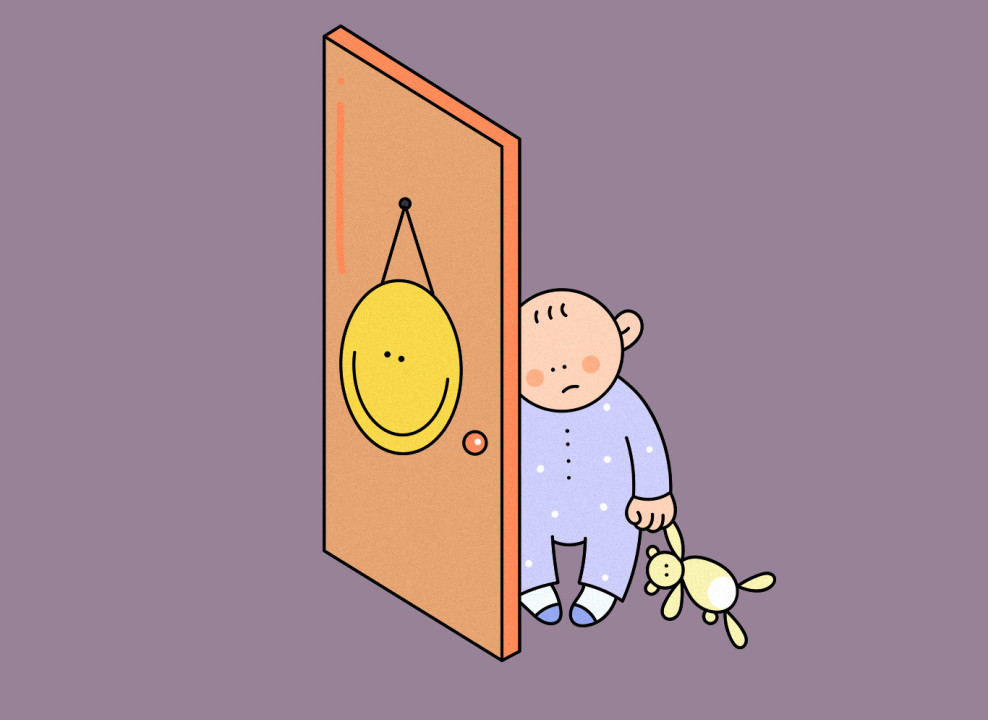 Грустный ребенок стоит за дверью, на которой висит большой желтый смайлик. Иллюстрация Насти Железняк для НЭН