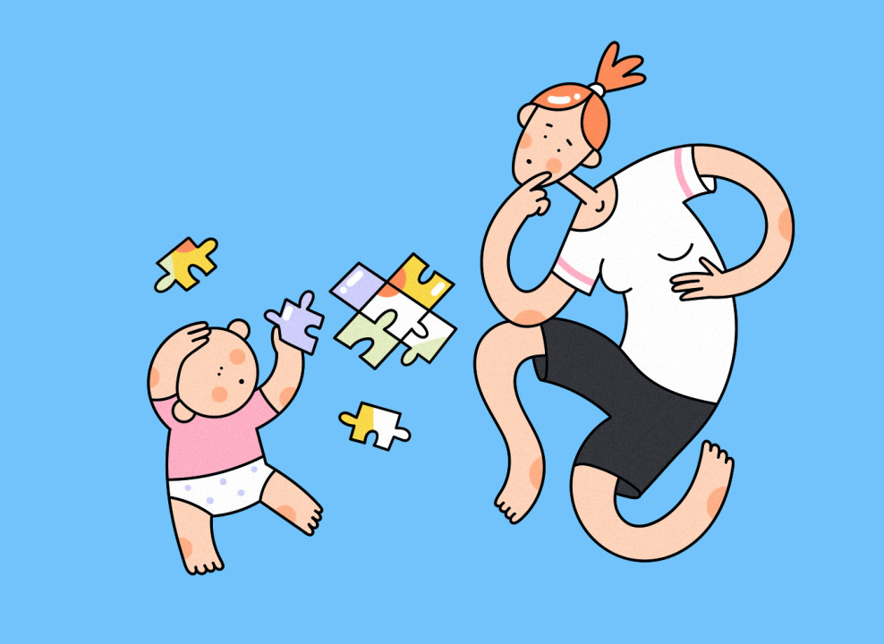 На голубом фоне малыш рядом с женщиной играет в пазл. Иллюстрация Насти Железняк для НЭН 