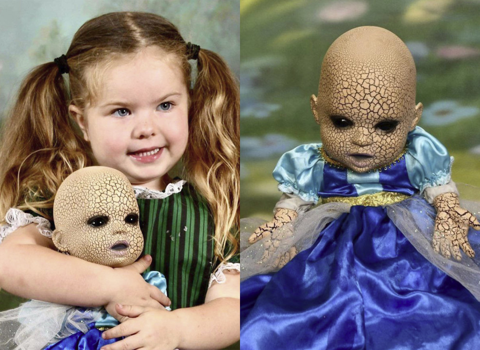 Коллаж из двух фотографий. Слева девочка с куклой без волос и огромными черными глазами, справа — кукла. Источник: @creepychloeandbriar