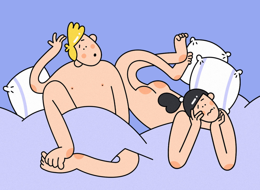 На картинке: мужчина и женщина недоумевают среди подушек. Иллюстрация Насти Железняк для НЭН