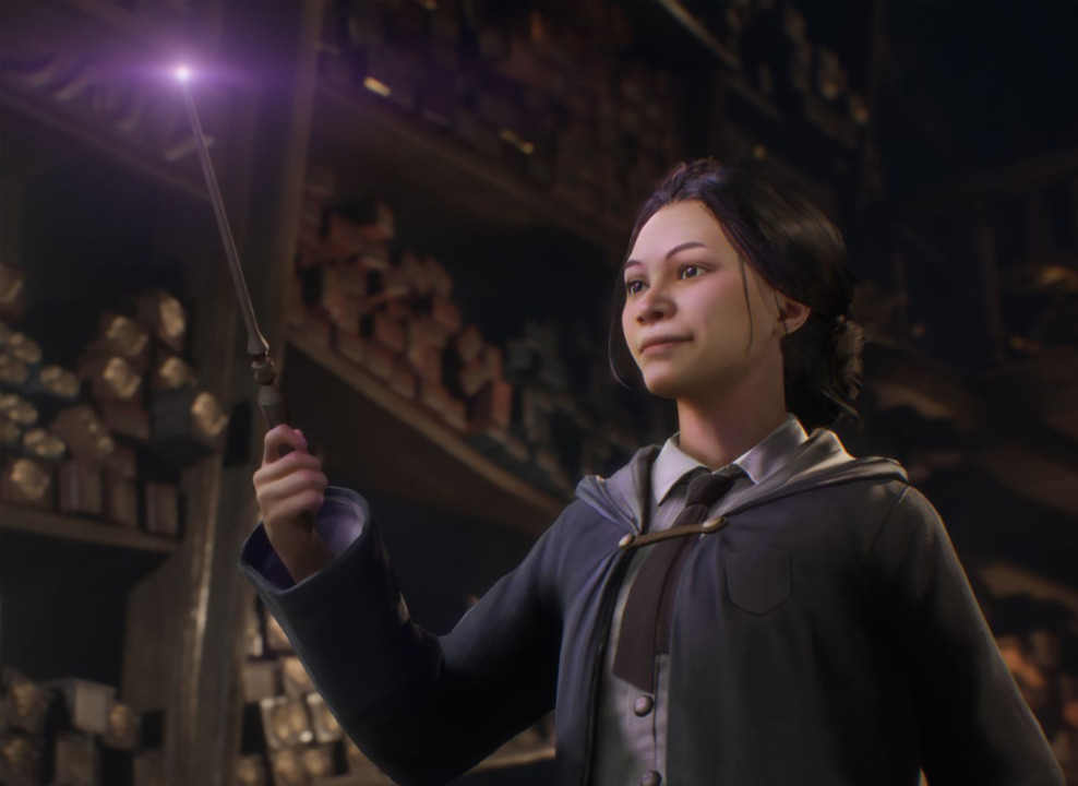 Девочка смотрит на волшебную палочку. Кадр из игры Hogwarts Legacy