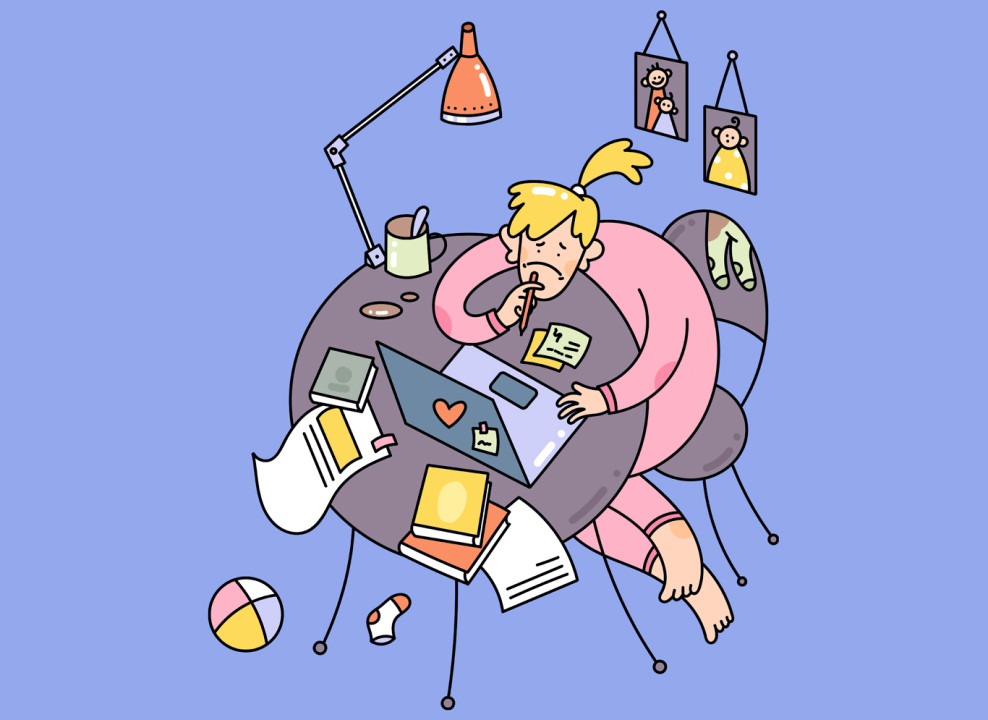 На картинке: женщина работает за столом, вокруг валяются вещи, игрушки и бумаги. Иллюстрация Лизы Стрельцовой для НЭН