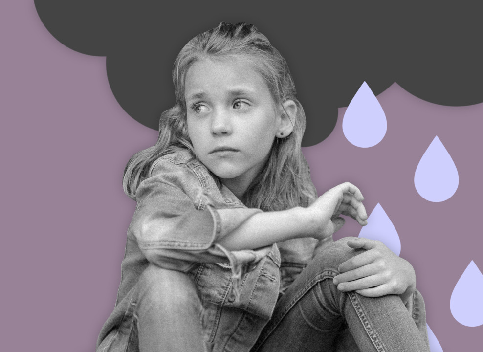 На картинке: девочка сидит, над ней идет дождь. Коллаж Лизы Стрельцовой для НЭН