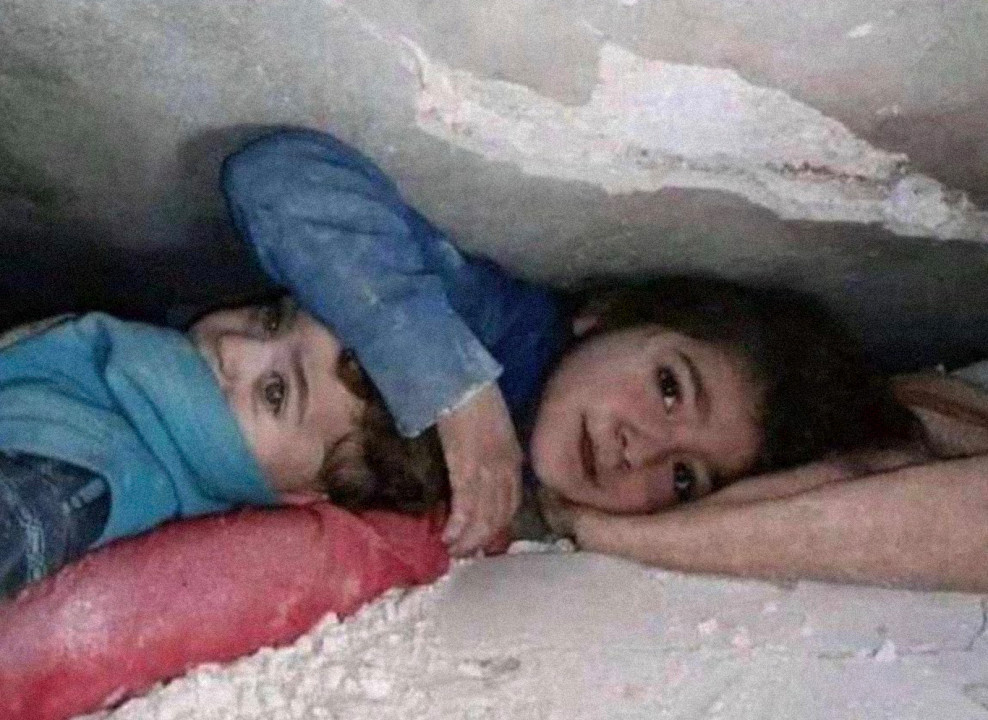 Двое детей между стенами. Источник фото: mhdksafa | twitter.com