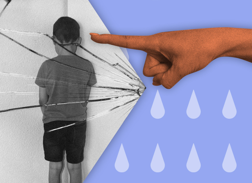 На картинке: ребенок отражается в разбитом зеркале, палец взрослого ему указывает. Коллаж Насти Железняк для НЭН