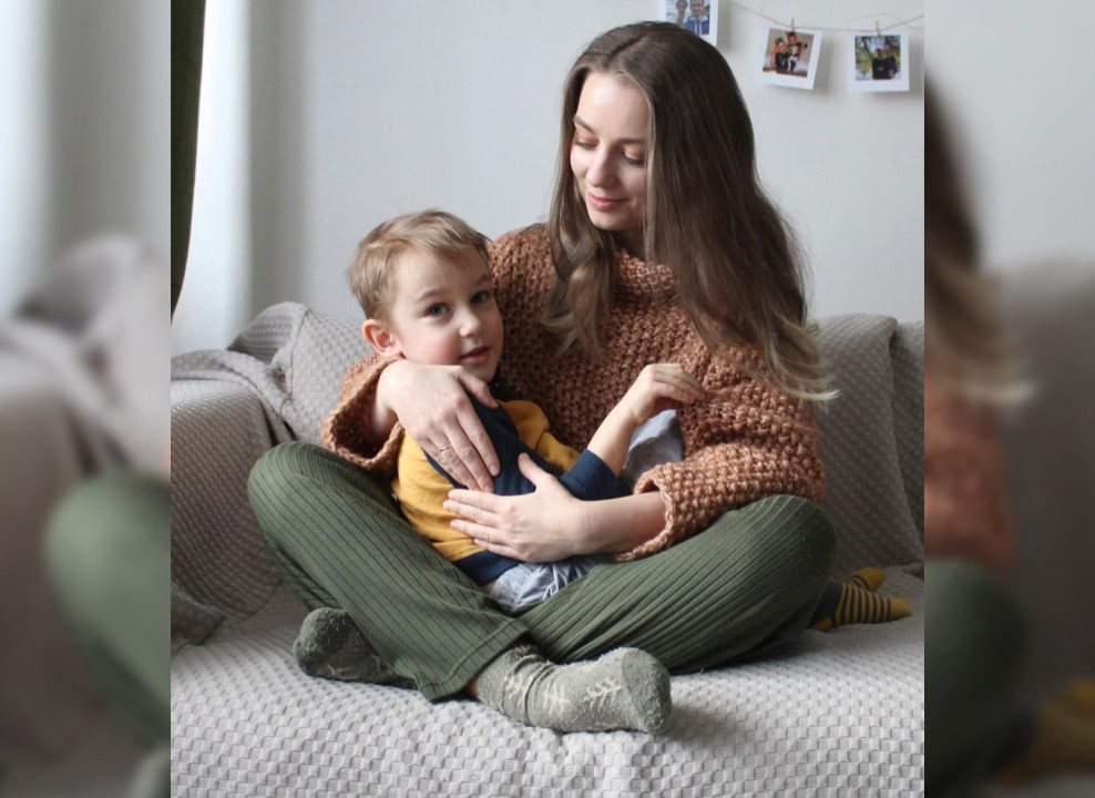 На фото: женщина держит ребенка на руках. Источник: соцсети istoki-slova
