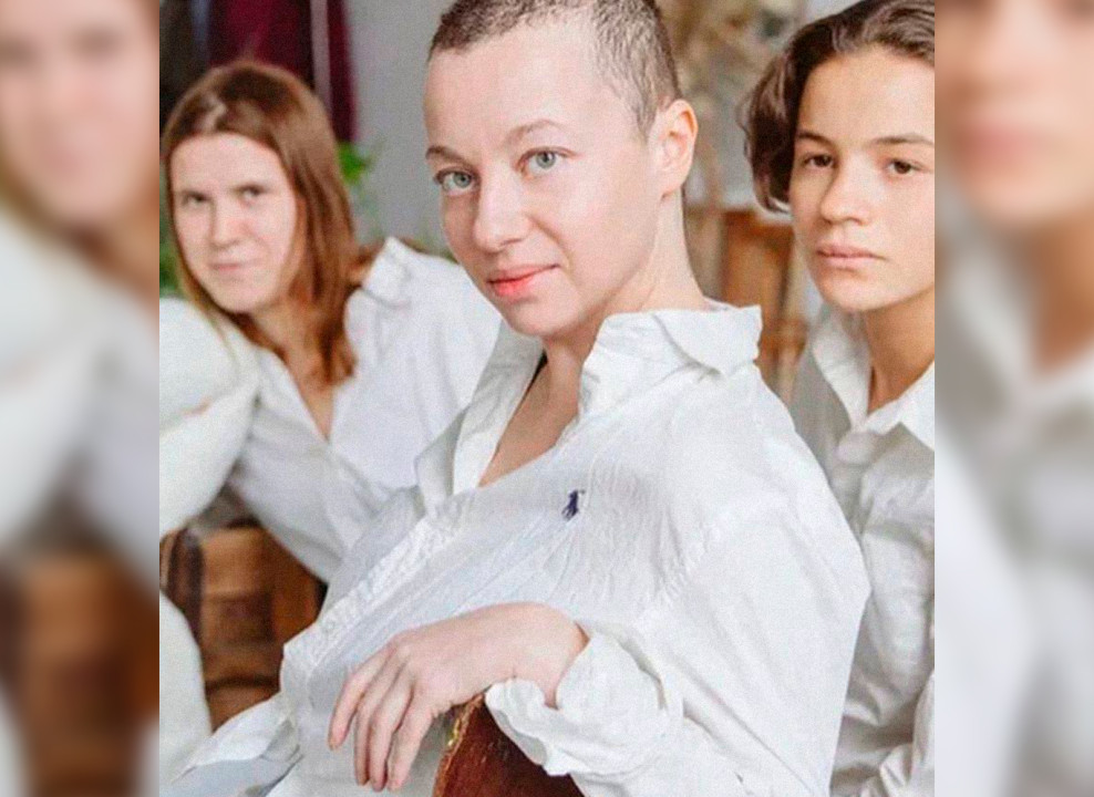 На фото: женщина и две девушки в белых рубашках. Источник: соцсети Жени Беркович