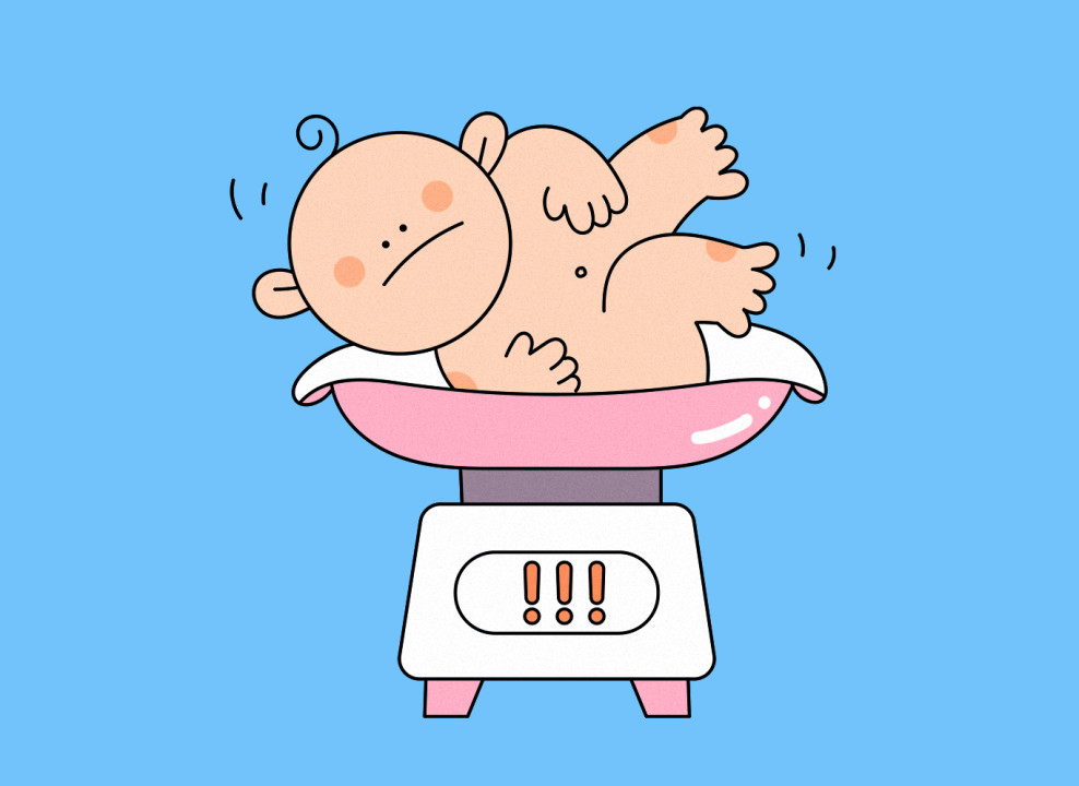 На картинке: младенец лежит на весах, табло показывает три восклицательных знака. Иллюстрация Настасьи Железняк для НЭН