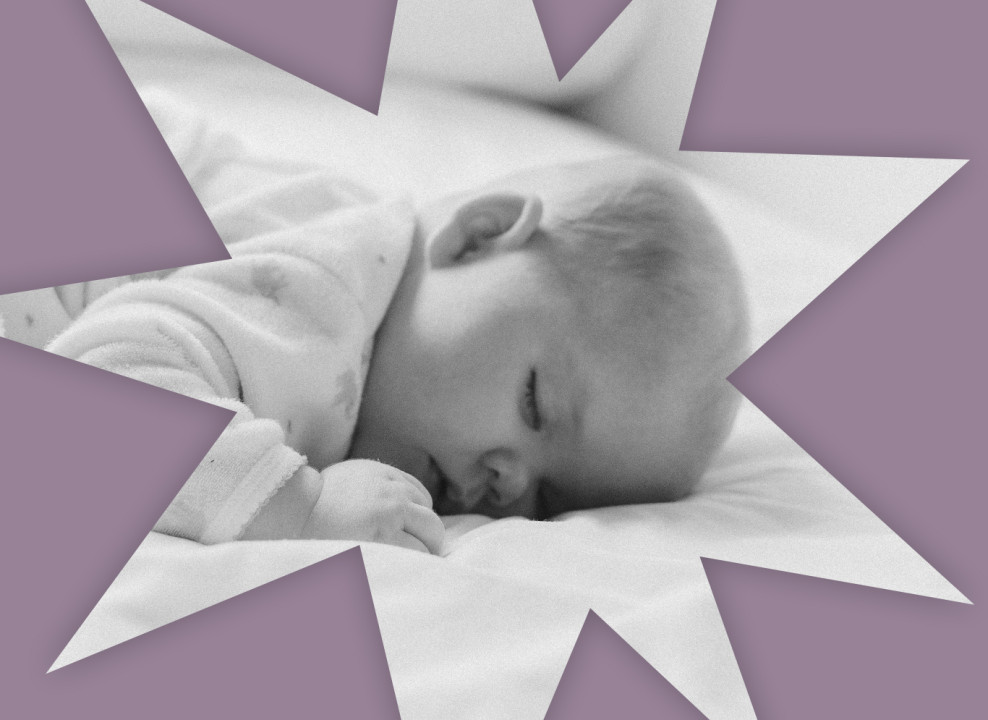 На картинке: младенец спит. Коллаж Насти Железняк для НЭН