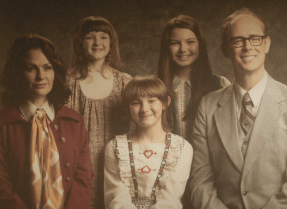 Семейное фото, двое взрослых и три девочки. Кадр из фильма A Friend of the Family (2022) 