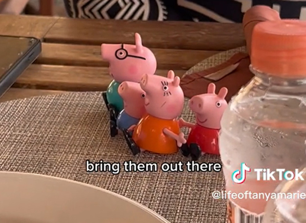 На картинке: игрушки свинки Пеппы стоят на столе. Кадр из видео lifeoftanyamarie 