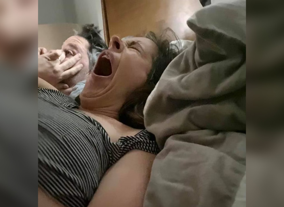 На фото: женщина зевает. Источник: romper.com