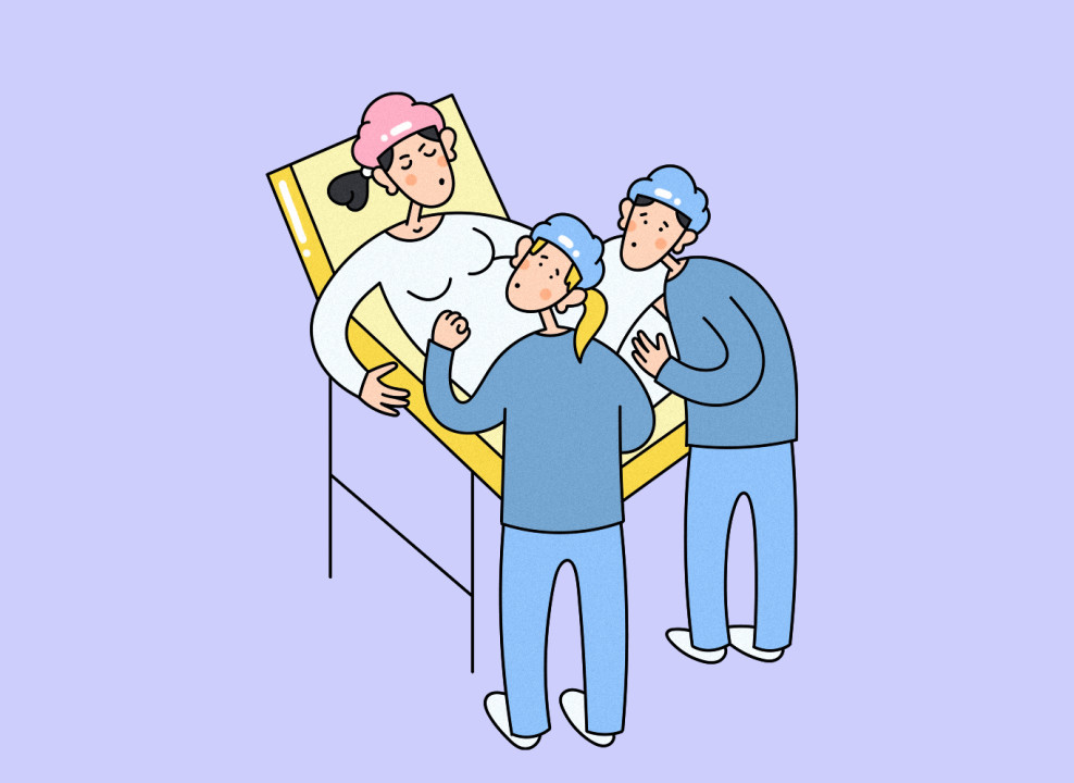 На картинке: женщина рожает, два человека дышат вместе с ней. Иллюстрация Насти Железняк для НЭН