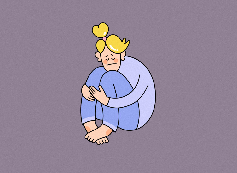 На картинке: грустная женщина сидит, обняв колени. Иллюстрация Настасьи Железняк для НЭН