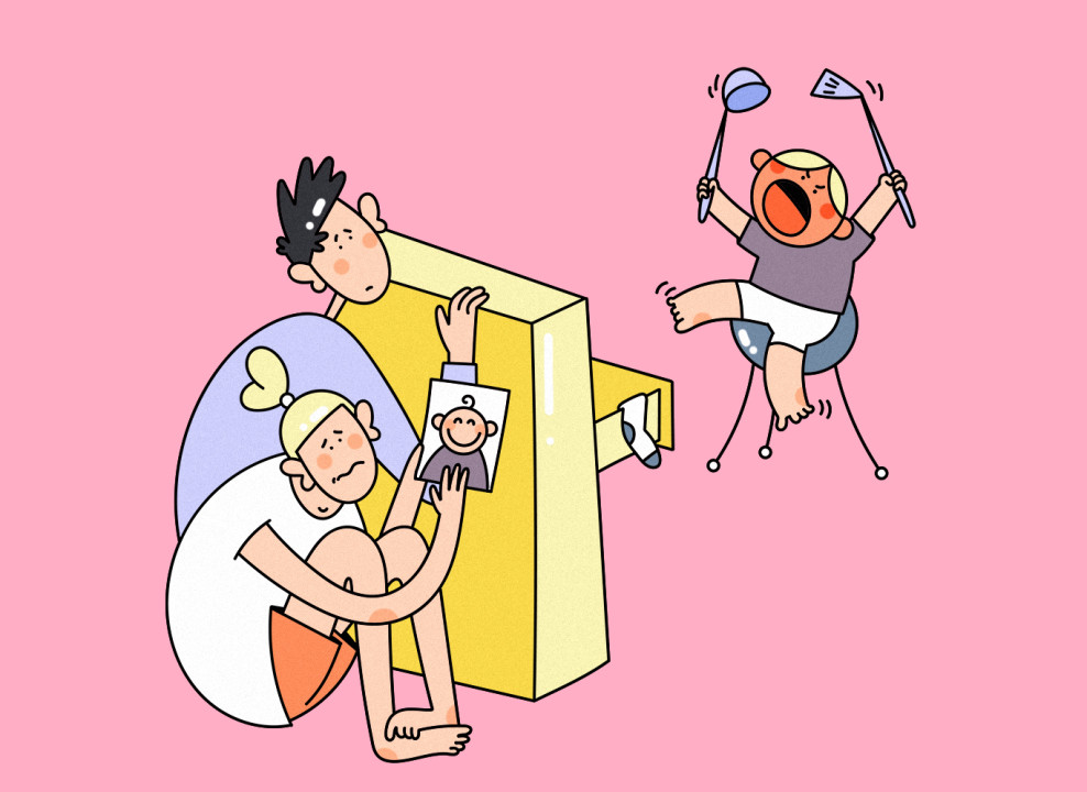 На картинке: ребенок яростно кричит, родители прячутся за шкафом. Иллюстрация Насти Железняк для НЭН