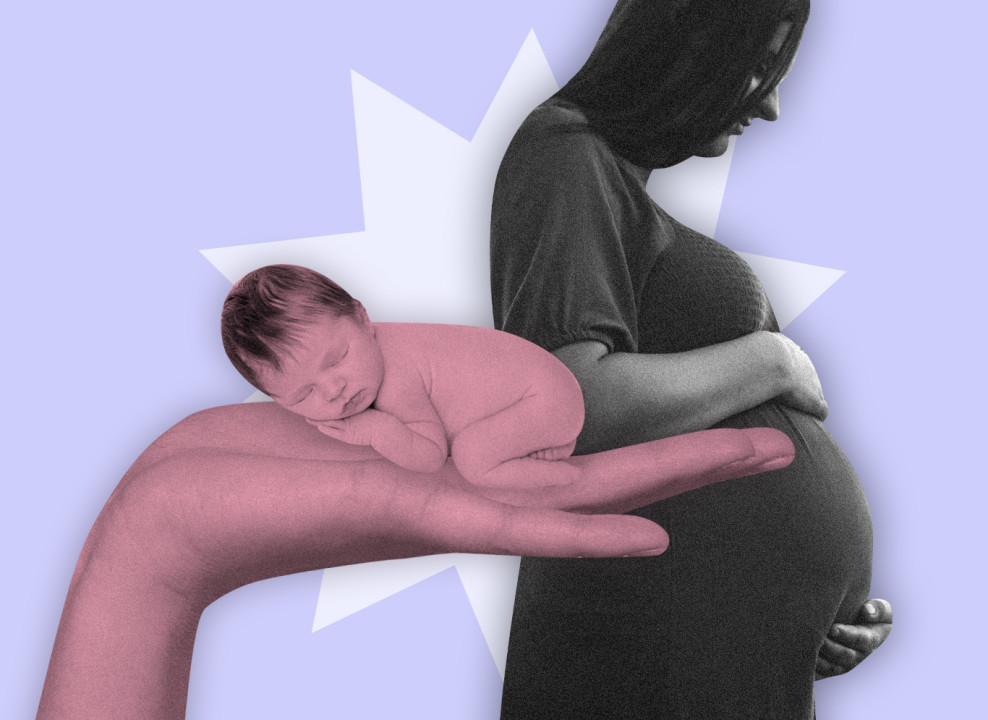 На картинке: младенец на ладошке, беременная женщина смотрит на свой живот. Коллаж Насти Железняк для НЭН