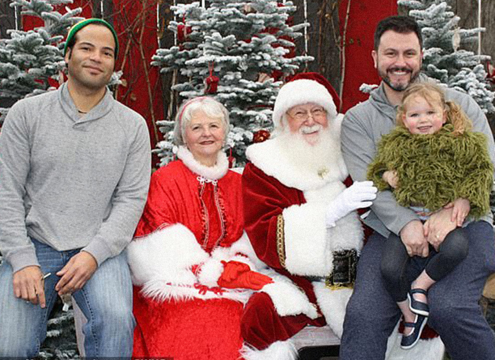 Семейное фото с Санта Клаусом. Автор: Мэтью Бордо
