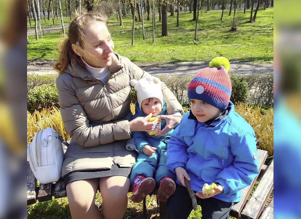 На фото: мама и двое детей сидят в весеннем парке. Фото предоставлено героиней