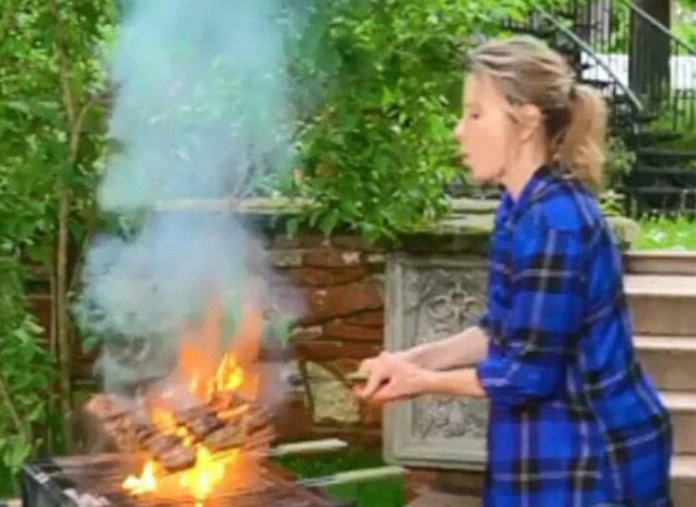 На фото: Юлия Высоцкая жарит шашлык, он горит. Кадр из передачи «Едим дома»