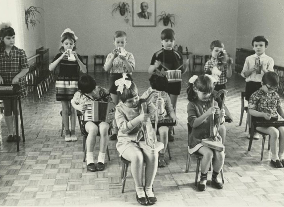 На фото: советские дети играют на музыкальных инструментах. Занятия и игры в детском саду, г. Мышкин, 1970-е годы. Неизвестный автор 