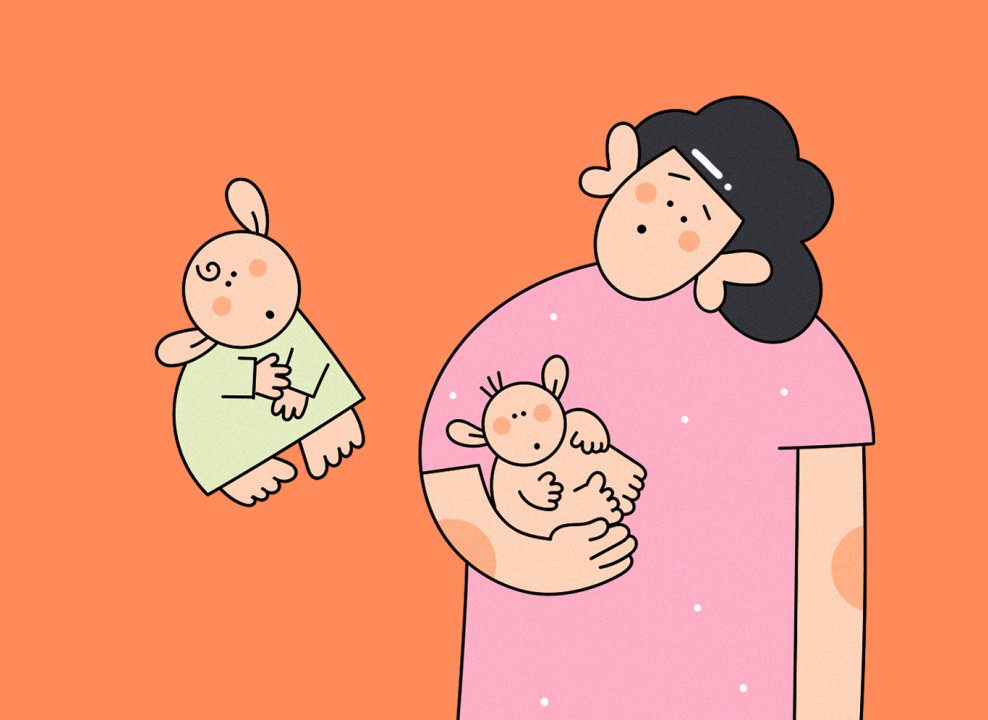 На картинке: женщина держит младенца, рядом ребенок постарше. Иллюстрация Насти Железняк для НЭН