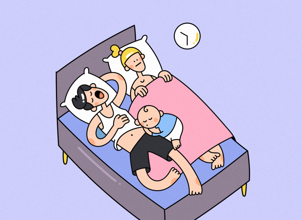 На картинке: родители и младенец спят в кровати. Иллюстрация Настасьи Железняк для НЭН