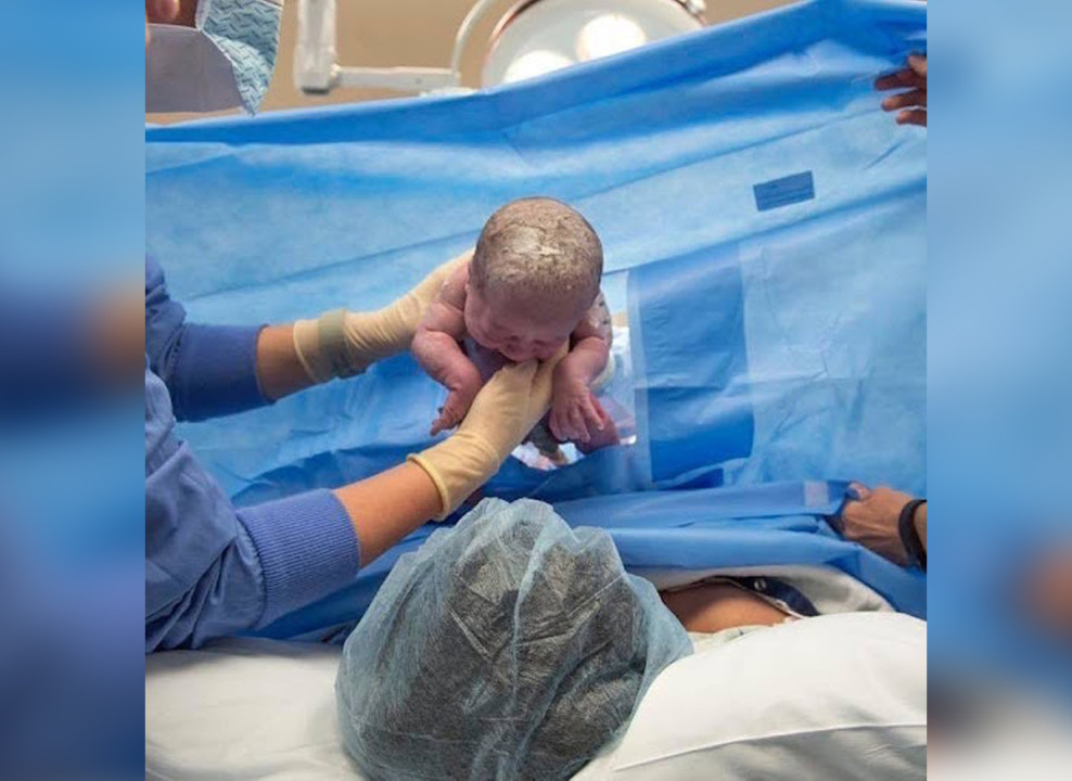 На фото: врач держит новорожденного. @milkandswaddles