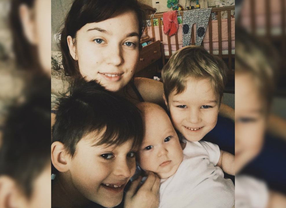 На фото: Анна и трое детей. Фото из личного архива 