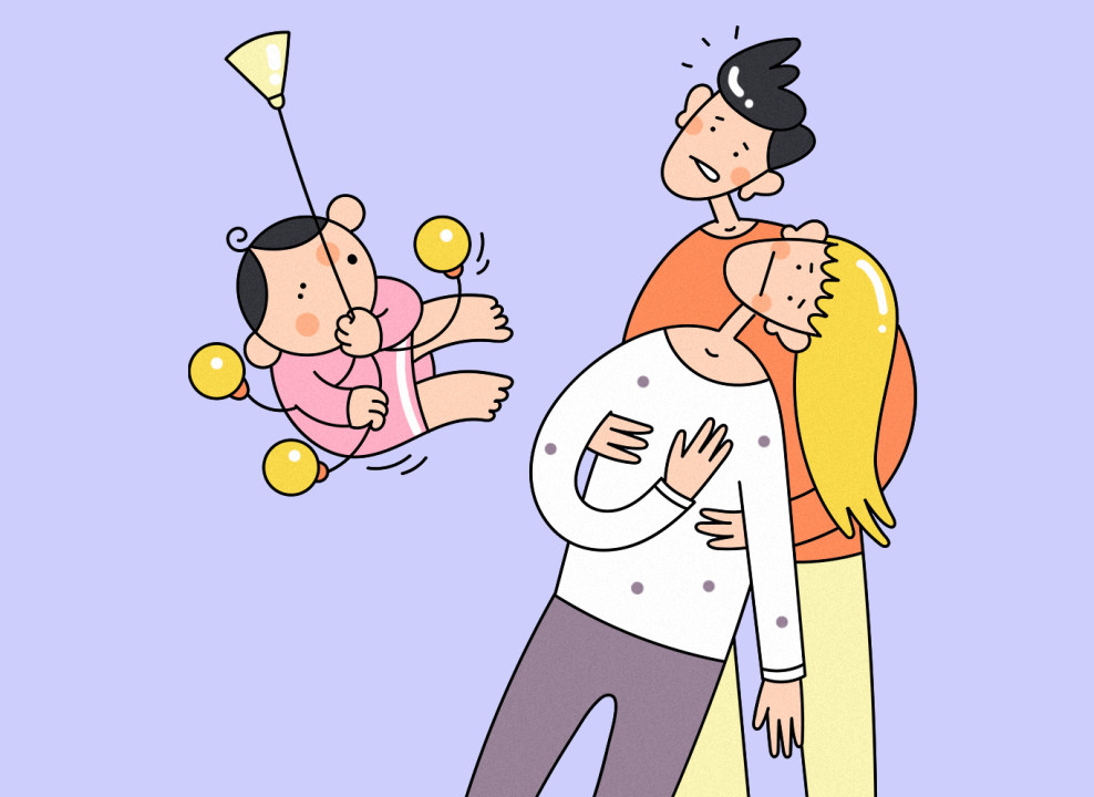 На картинке: ребенок качается на люстре, родители в шоке. Иллюстрация Насти Железняк для НЭН