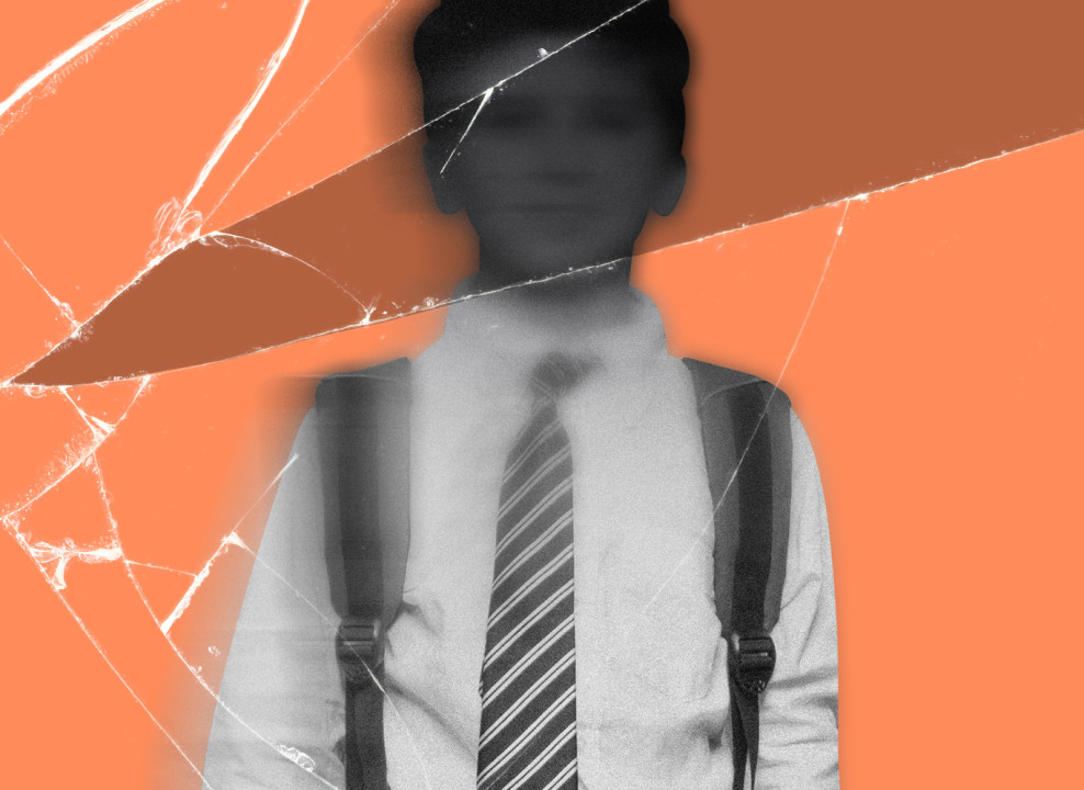 На картинке: мальчик в галстуке, разбитое стекло. Коллаж Насти Железняк для НЭН