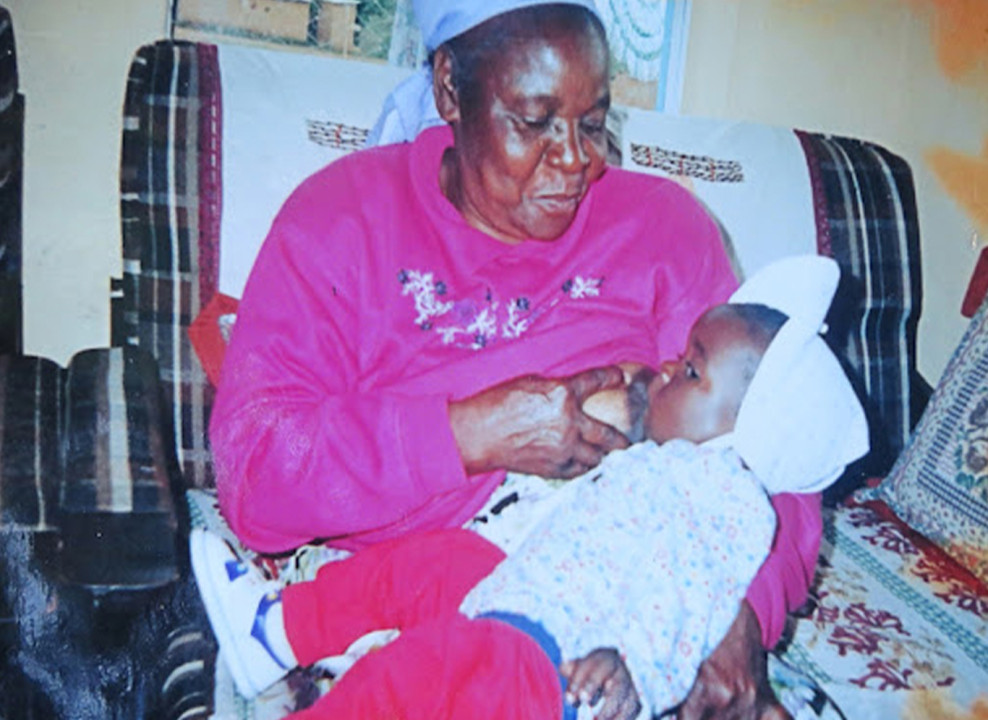 На картинке: женщина кормит младенца. Источник: sundaymail.co.zw
