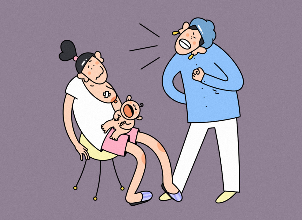 На картинке: женщина кормит младенца грудью, другая женщина кричит. Иллюстрация Настасьи Железняк для НЭН