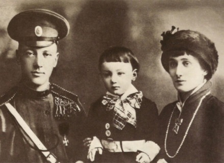 Анна Ахматова и Николай Гумилев с сыном Левой