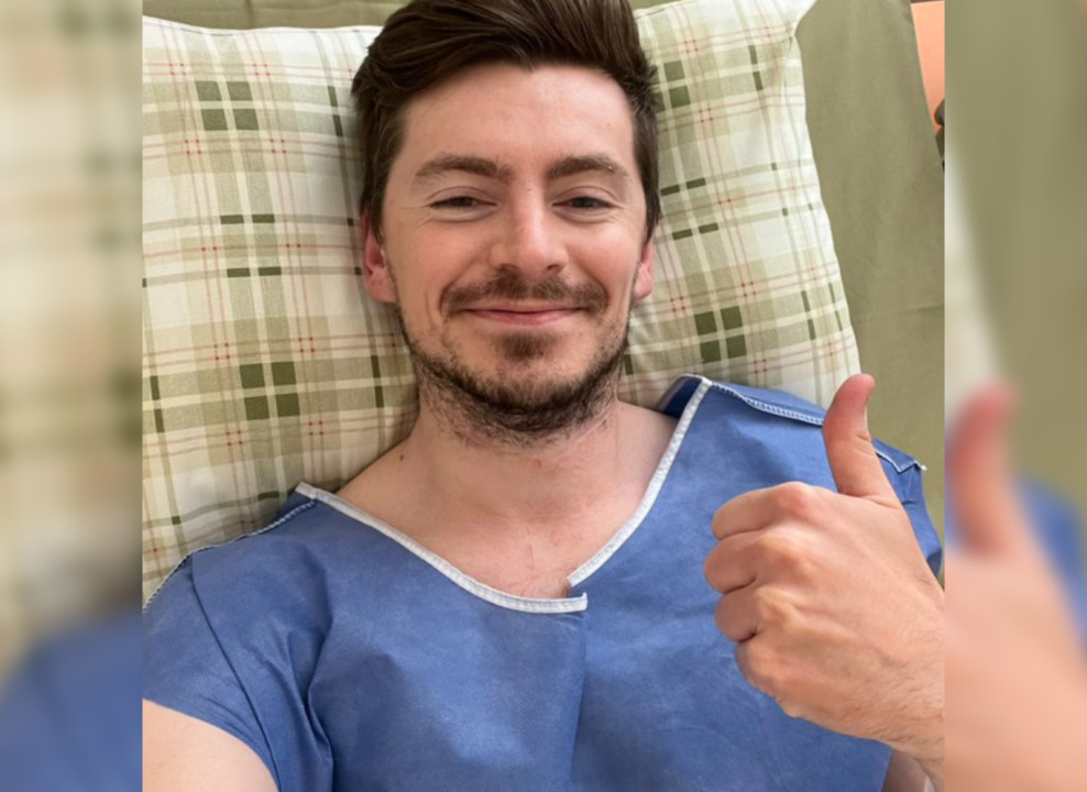 На фото: мужчина в больничной одежде улыбается. Источник: Твиттер