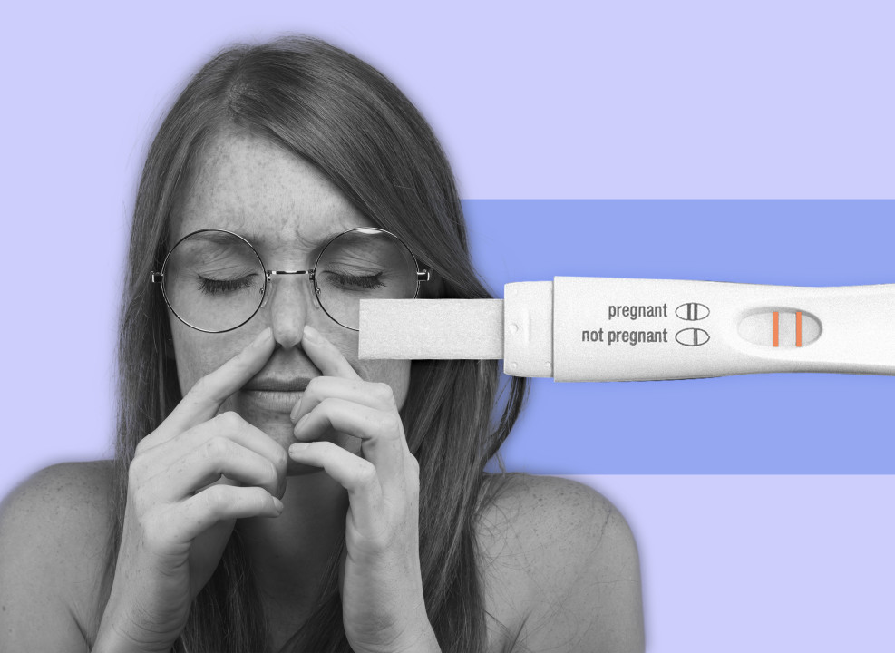 На картинке: тест на беременность, женщина в очках. Коллаж Насти Железняк для НЭН